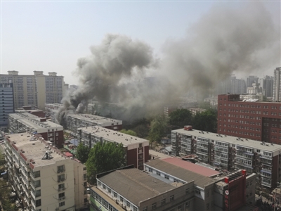 昨日，北京海淀區(qū)紅聯(lián)南村小區(qū)施工工地挖斷燃氣管道，造成爆炸引發(fā)居民樓火災(zāi)，致1死2傷，發(fā)生爆炸起火現(xiàn)場濃煙滾滾。CICPHOTO/總匯 攝
