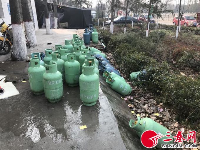 消防人員從店鋪內(nèi)搶出50余個(gè)煤氣罐 記者 葛蘭 攝