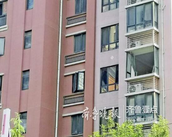 該住戶家的窗戶多處破損。 齊魯晚報(bào)·齊魯壹點(diǎn)記者 時(shí)培磊 攝