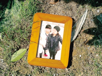 爆炸發(fā)生后，散落在外的物品